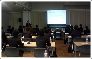 新人社員の講演中