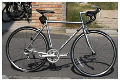 銀色の自転車