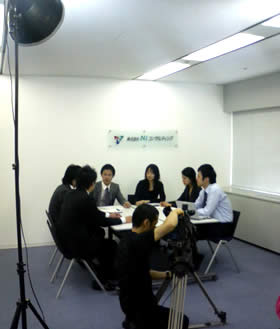 若手メンバーを集めてミーティング風景を撮影