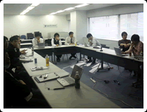 こんな感じで発表　プロジェクターで投影しているから少々暗め