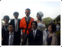 なぜか法被を着ている新郎と新婦と参列していた社員たち