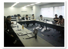 こんな感じで発表　プロジェクターで投影しているから少々暗め