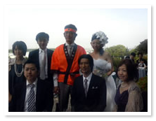 なぜか法被を着ている新郎と新婦と参列していた社員たち