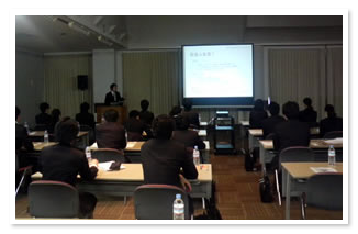 新人社員の講演中